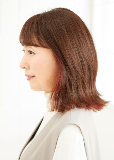 首元のくびれであか抜けた印象になる【50代からの外ハネミディアム】2選（サムネイル画像3）