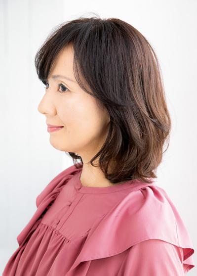 「ランダムカール」で顔が明るく、華やぐ！ 大人の【最旬ミディアムスタイル】2選（サムネイル画像3）