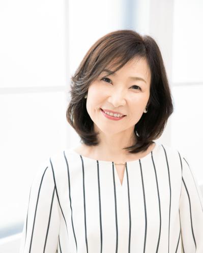 小顔効果が期待できる！【ひし形シルエット】の大人ミディアムヘアスタイル2選（サムネイル画像5）