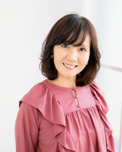 「ランダムカール」で顔が明るく、華やぐ！ 大人の【最旬ミディアムスタイル】2選（サムネイル画像2）