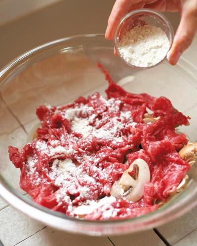 切って混ぜてレンジで6分！生クリーム×レモンでさっぱり「ビーフストロガノフ」2人分レシピ（サムネイル画像2）