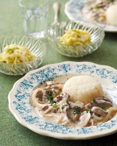 切って混ぜてレンジで6分！生クリーム×レモンでさっぱり「ビーフストロガノフ」2人分レシピ（サムネイル画像6）