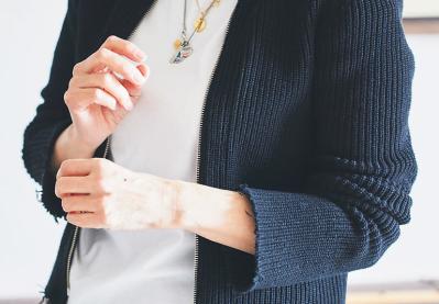 お尻を隠したいなら“真ん中より少し下まで”がベスト！？60代カジュアルをあか抜けさせる着こなし術（サムネイル画像2）