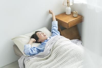 朝起きてすぐやるべき3つのこと。睡眠の質を上げる「朝のルーティン」とは？【睡眠専門家監修】（サムネイル画像）
