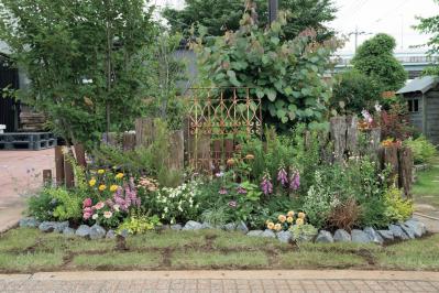 小さなスペースへの【芝張りのコツ】花壇の前に芝を張るだけで見栄えが数段アップ！