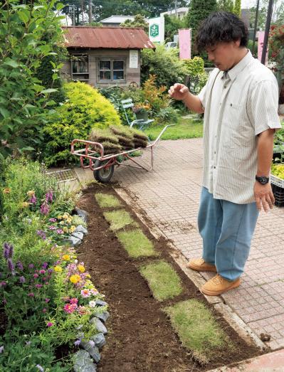 【切り芝の張り方】花壇の前を芝生に整える手順をフローラ黒田園芸・黒田健太郎さんが解説（サムネイル画像8）