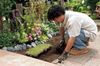 【切り芝の張り方】花壇の前を芝生に整える手順をフローラ黒田園芸・黒田健太郎さんが解説（サムネイル画像3）