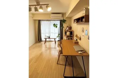 無印良品でほぼ統一のシンプル部屋。離婚を機に8割手放したじゅんさんが「持たない暮らし」を続ける理由