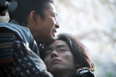 【豊臣兄弟！】最後の力を振り絞り、戦場へと向かう竹中半兵衛（菅田将暉）。荒木村重（トータス松本）のクズ男ぶりも見もの！（サムネイル画像9）