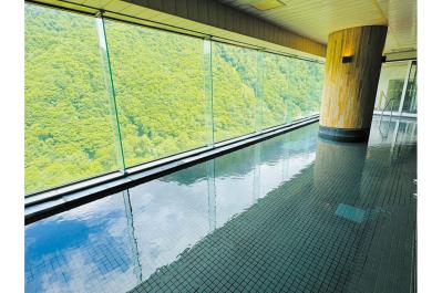 夏に行きたい北海道の温泉宿3選【阿寒湖・新冠・層雲峡】涼風に包まれる露天風呂と海景色　