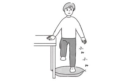 雨の日は散歩の代わりにこれ。座布団1枚で脚力とバランス感覚を鍛える簡単トレーニング（サムネイル画像3）