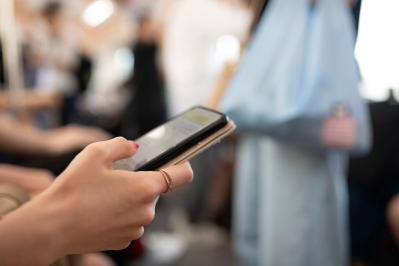 スマホで突然、指がつったら？ 足の名医が教える緊急リセット法と、親指だけ違う反らせ方