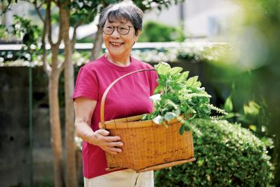 着る色に迷う年代に「白いパンツ」がお守りに。83歳・多良久美子さんの軽やかコーデ習慣（サムネイル画像）