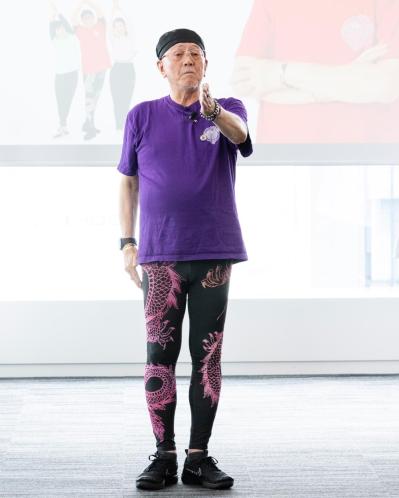 72歳・デューク更家の「健康になる歩き方」レッスン。合言葉は「気がついたら100歳だった！」（サムネイル画像21）