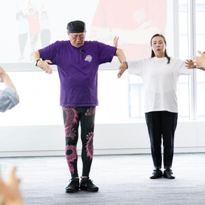 72歳・デューク更家の「健康になる歩き方」レッスン。合言葉は「気がついたら100歳だった！」（サムネイル画像17）