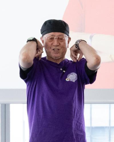 72歳・デューク更家の「健康になる歩き方」レッスン。合言葉は「気がついたら100歳だった！」（サムネイル画像3）