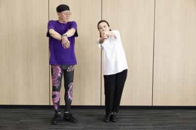 72歳・デューク更家の「健康になる歩き方」レッスン。合言葉は「気がついたら100歳だった！」（サムネイル画像8）