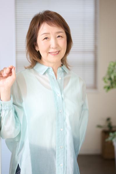 白髪もパサつきもあきらめない。62歳・63歳の「えがお美容室」お悩み解決ヘア2実例（ボブ＆ウルフレイヤー）（サムネイル画像7）