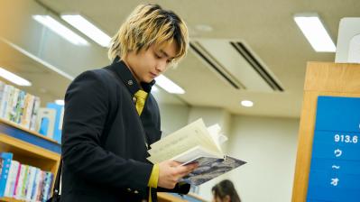 NHK夜ドラ【税金で買った本】第3回のあらすじは？ アルバイトをクビになった石平（奥平大兼）が再び図書館へ！（ネタバレあり）（サムネイル画像5）