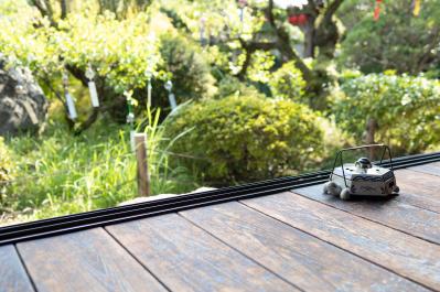 他界した親友の夫に悩まされる70代女性。「干渉はやめて」と言っていい？ 美輪明宏さんの答え