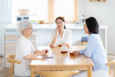 年金暮らしで手料理の集いがつらい…会費制を言い出せない70代女性へ、美輪明宏さんが示した回答は