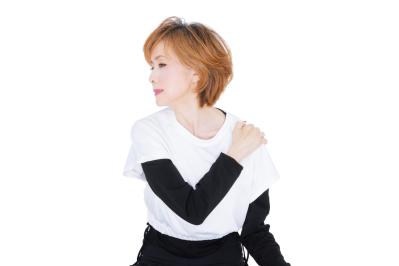 体の痛み知らずの74歳【小柳ルミ子さん】が毎日続ける「ゆったり肩広げ」とは？