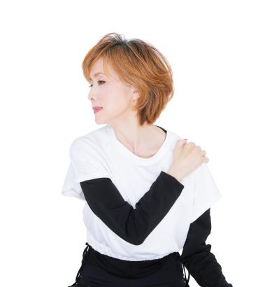体の痛み知らずの74歳【小柳ルミ子さん】が毎日続ける「ゆったり肩広げ」とは？（サムネイル画像7）