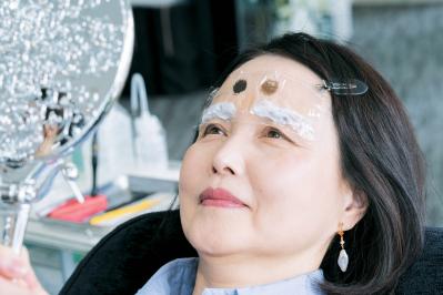 薄眉で眉が決まらない62歳が体験！ 医療アートメイクで「似合う眉」を手にいれるまで（サムネイル画像5）