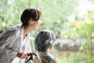 「親を施設に入れるのは親不孝？ 」罪悪感を手放し、親子が笑顔でいられる介護の選び方