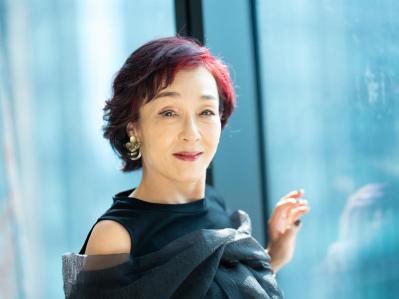 「VIVANT」で緊張感をまとう別班の司令官から、ギリシャ悲劇の王妃まで。キムラ緑子さん64歳の現在地（サムネイル画像2）