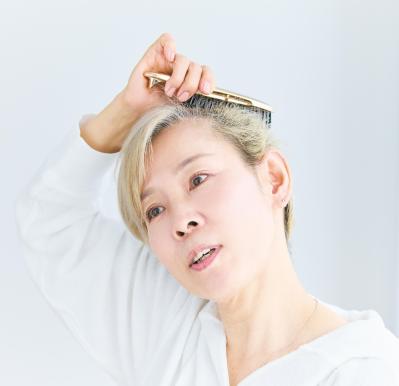 ヘアメイク職人・化け子さんに学ぶ、大人肌と髪の「落とすケア」習慣と薄づきメイクのコツ（サムネイル画像9）
