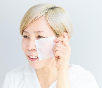 ヘアメイク職人・化け子さんに学ぶ、大人肌と髪の「落とすケア」習慣と薄づきメイクのコツ（サムネイル画像5）