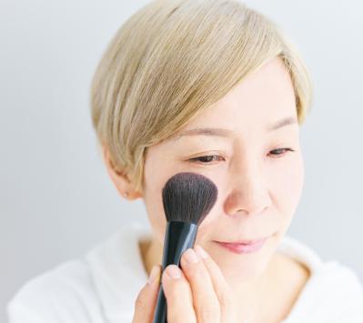 ヘアメイク職人・化け子さんに学ぶ、大人肌と髪の「落とすケア」習慣と薄づきメイクのコツ（サムネイル画像12）
