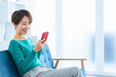 スマホが苦手でも大丈夫。話しかけるだけで使える「チャットAI」入門と暮らしの活用例