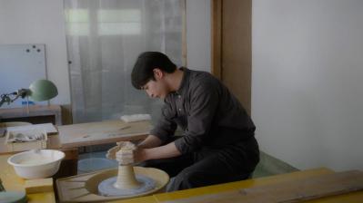 NHK夜ドラ【青の花 器の森】第3回のあらすじは？ ろくろを扱う龍生（一ノ瀬颯）の動きに見とれる青子（松井玲奈）だが…（ネタバレあり）（サムネイル画像2）